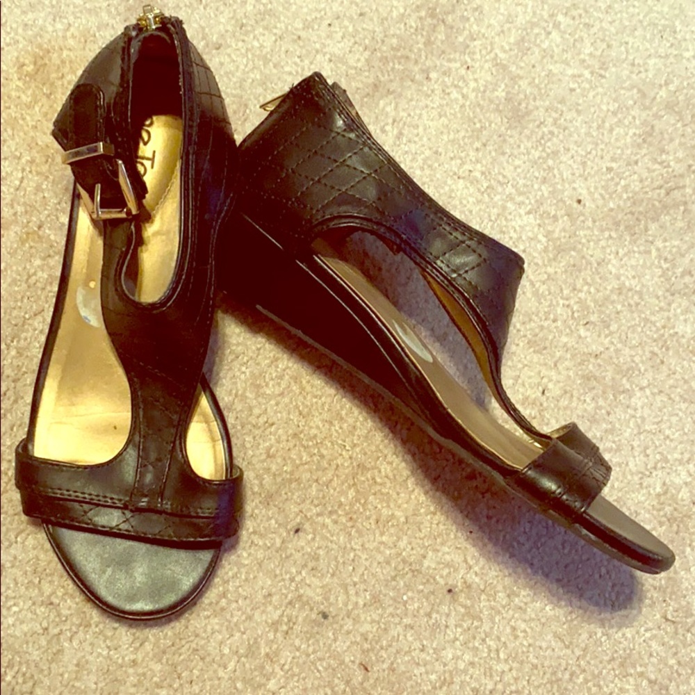 Black wedge